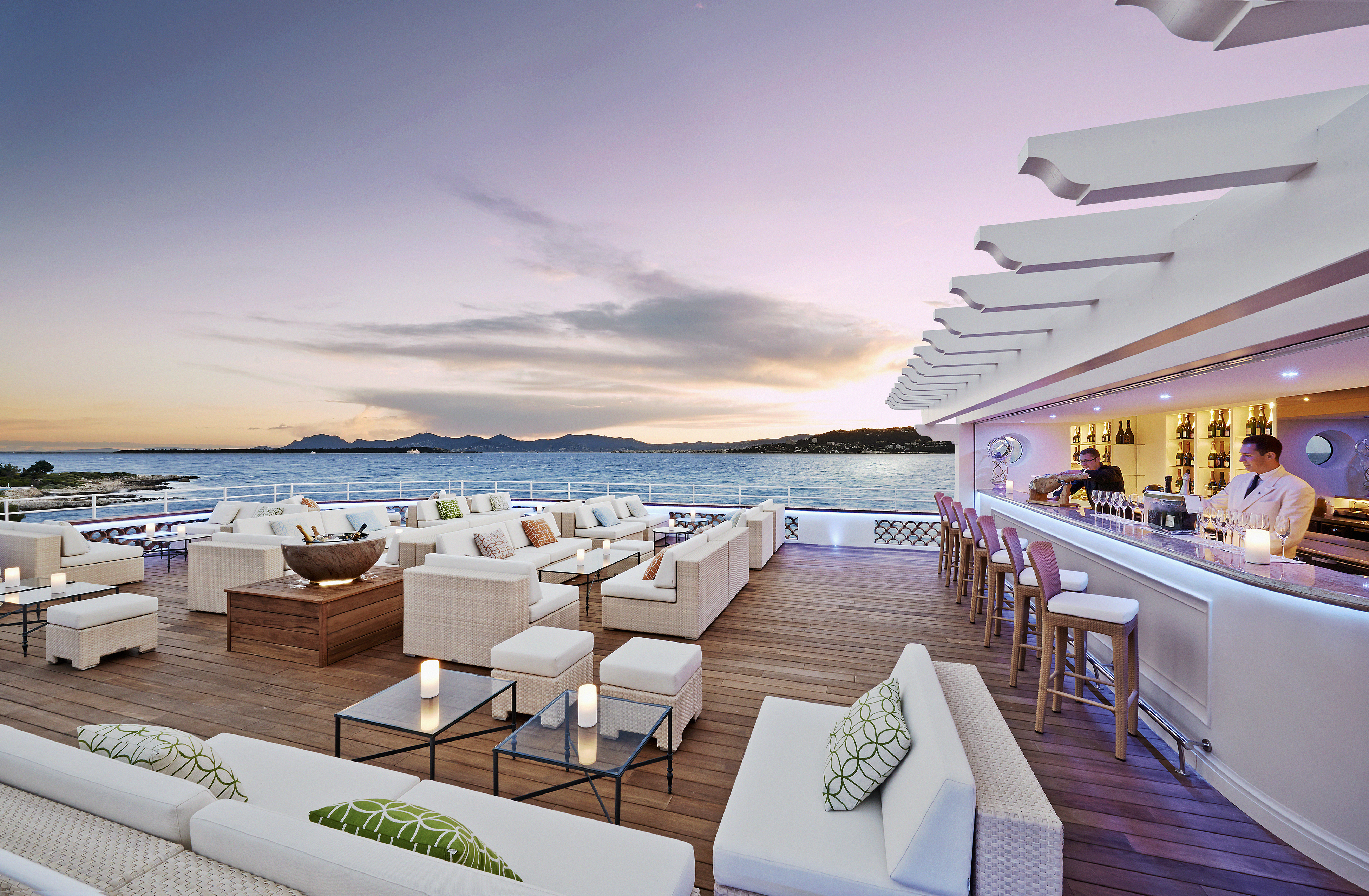 The waterfront Champagne Lounge is a romantic evening locale.